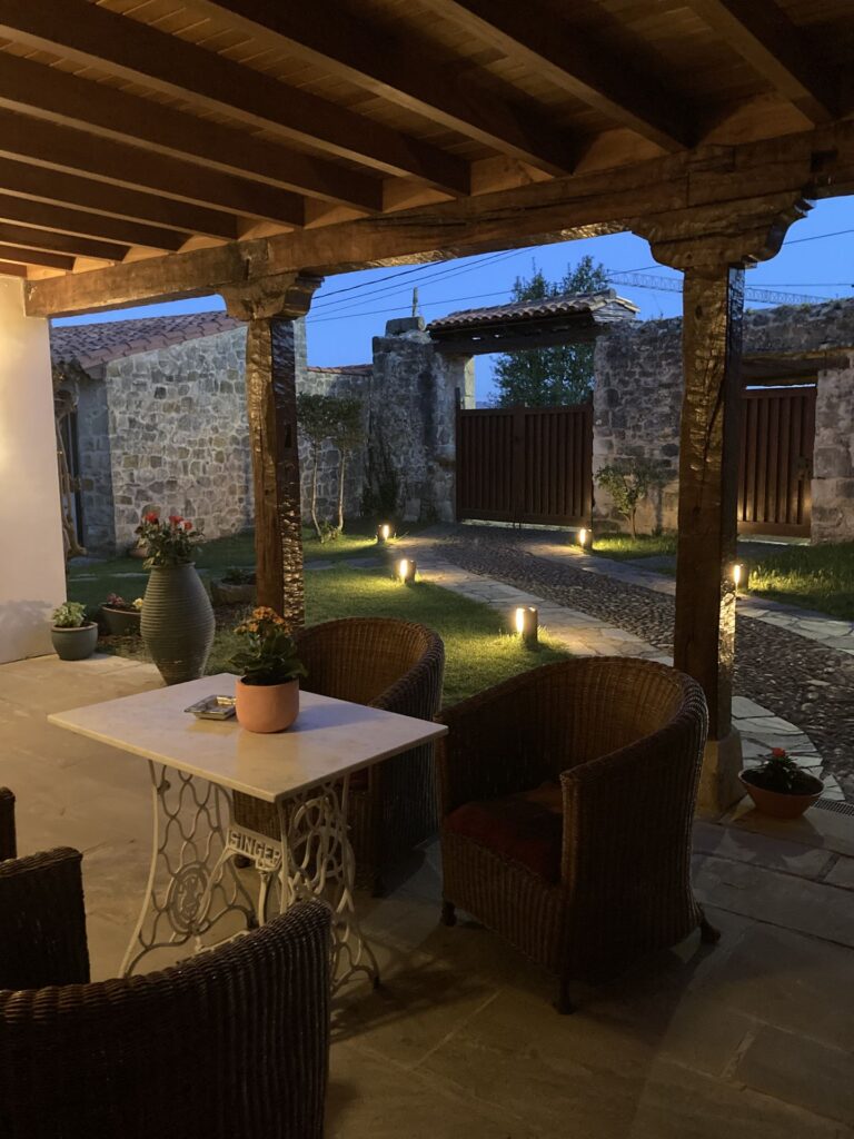 Por la noche - Posada La Casona de los Güelitos 1