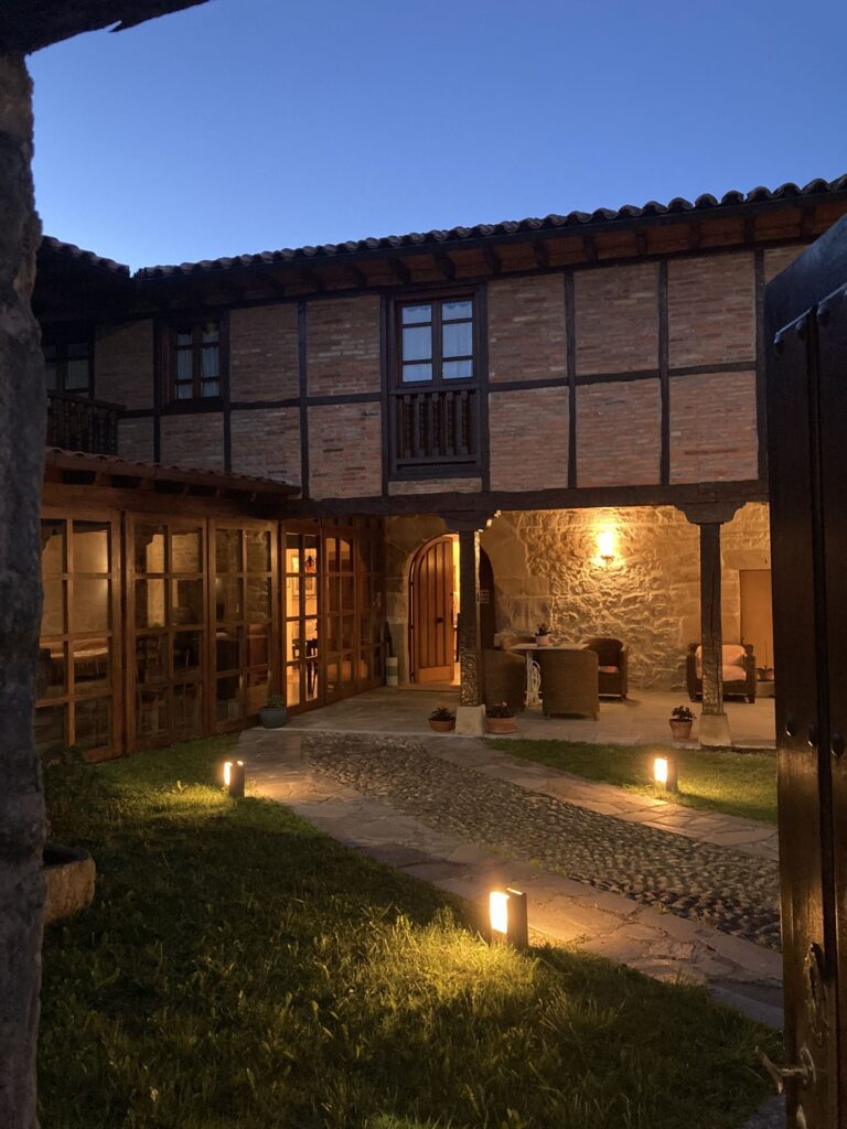 Por la noche - Posada La Casona de los Güelitos 3