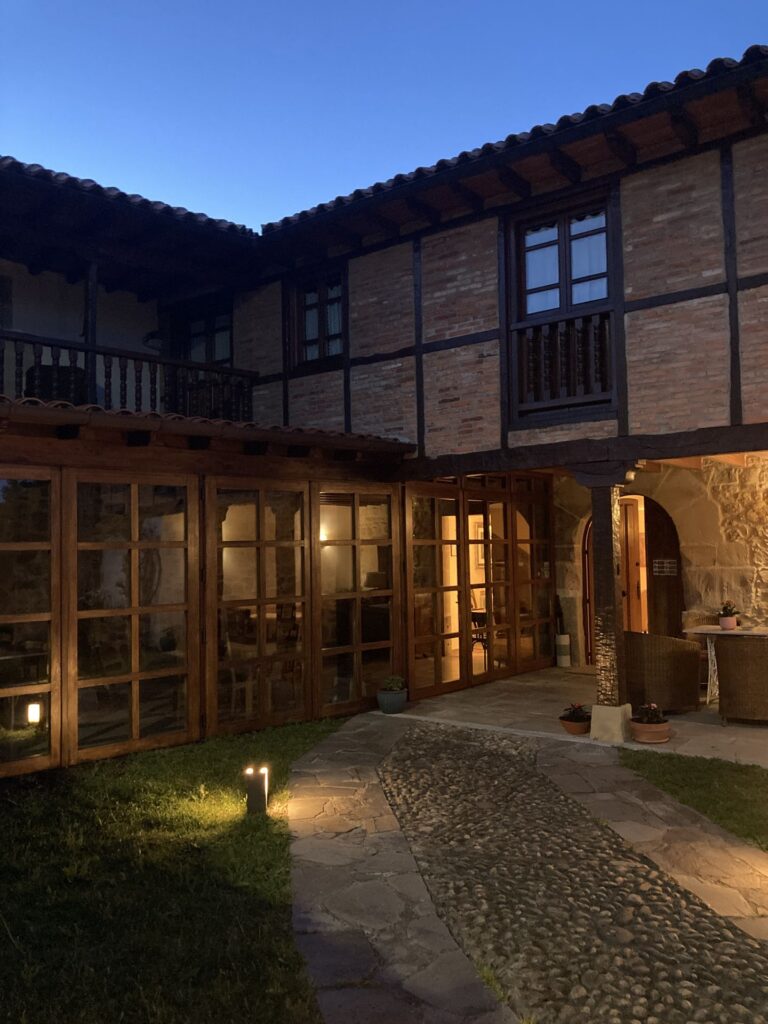 Por la noche - Posada La Casona de los Güelitos 4